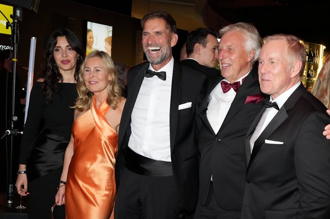 Johannes B. Kerner (ganz rechts) und seine Ehefrau Alina (ganz links) beim „Ball des Sports“ in Frankfurt Johannes B. Kerner (ganz rechts) und seine Ehefrau Alina (ganz links) beim „Ball des Sports“ in Frankfurt