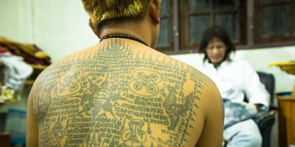 Sak-Yant-Tattoo: Heilige Yantra-Tätowierung Sak-Yant-Tattoo: Heilige Yantra-Tätowierung