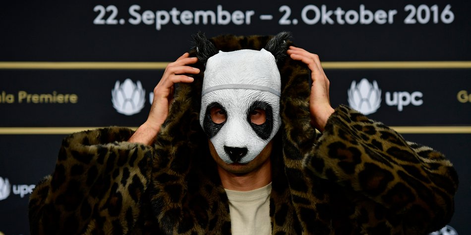 Cros Freundin: von dieser Frau träumt der Rapper mit der Panda-Maske Cros Freundin: von dieser Frau träumt der Rapper mit der Panda-Maske