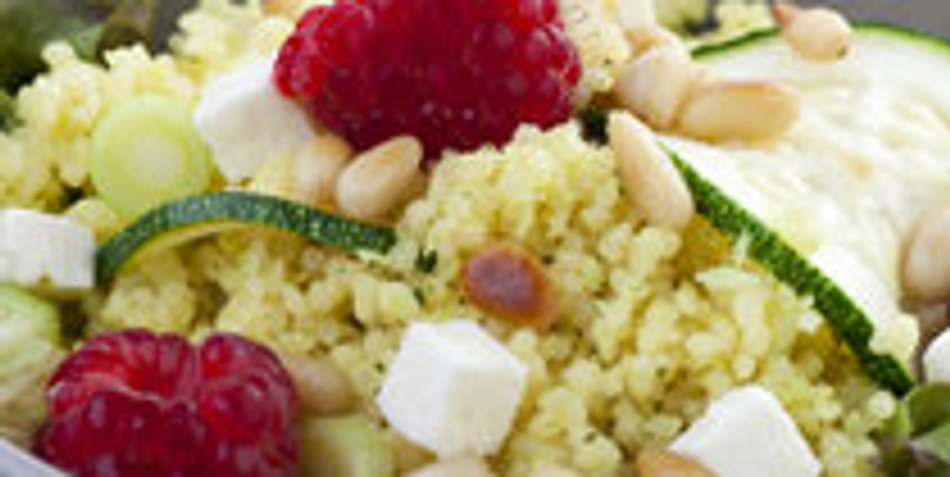 Couscous-Salat mit Zucchini und Himbeeren Couscous-Salat mit Zucchini und Himbeeren