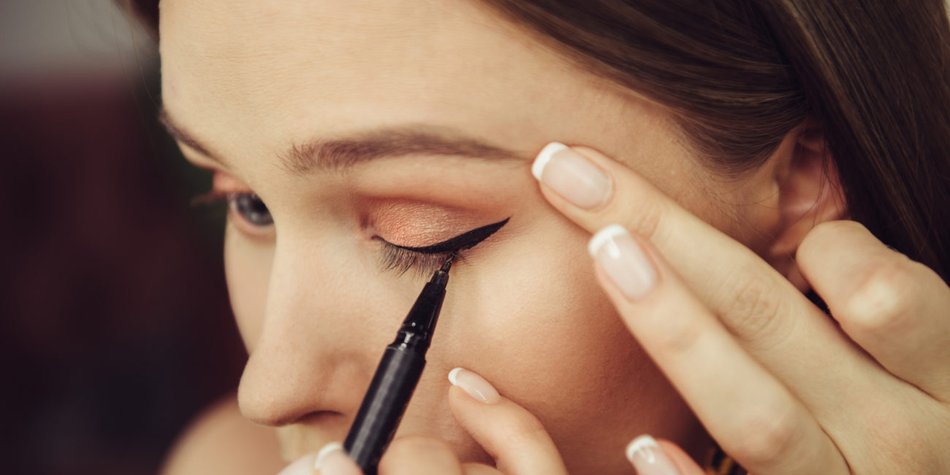 Dieser Eyeliner-Trick für Schlupflider ist genial! Dieser Eyeliner-Trick für Schlupflider ist genial!