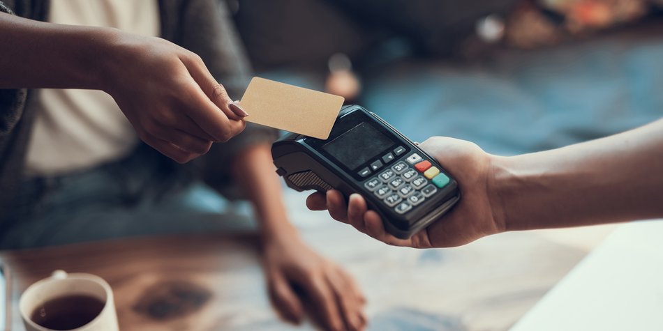 Kontaktlos zahlen bis 50 Euro: Banken ändern Limit an Kasse Kontaktlos zahlen bis 50 Euro: Banken ändern Limit an Kasse