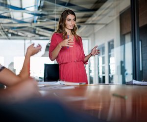 Kalorienverbrauch beim Stehen: Herumstehen und Hüftgold loswerden?