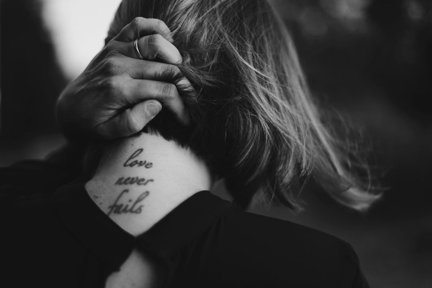 Frau mit Nacken-Tattoo