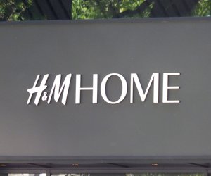 Mit dieser Holz-Pflanzenkiste von H&M Home kannst du deinen Balkon aufpeppen