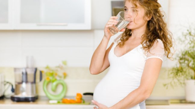 Vomex in der Schwangerschaft: Frau mit Wasserglas
