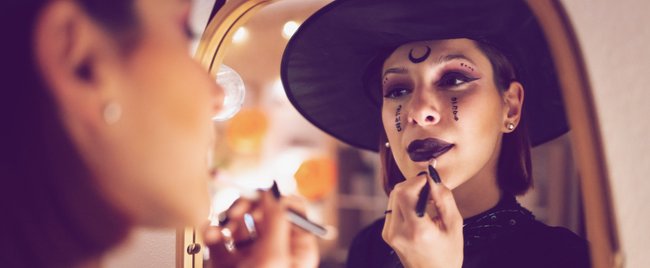 3 schnelle, aber gruselige Halloween-Kostüme (mit Dingen, die du eh zu Hause hast) 3 schnelle, aber gruselige Halloween-Kostüme (mit Dingen, die du eh zu Hause hast)