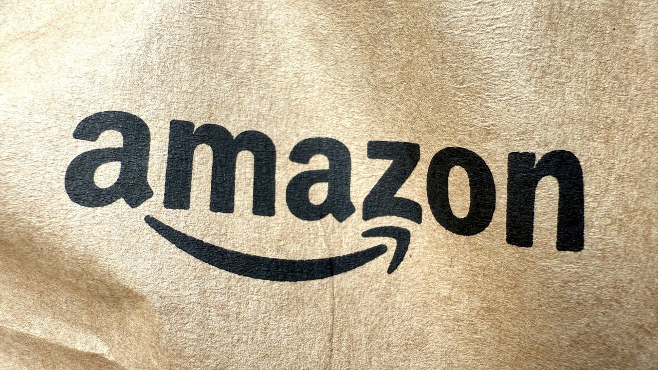 Amazon Logo auf braunem Untergrund | Lieferung | Sendung | Amazon Prime Amazon Logo auf braunem Untergrund | Lieferung | Sendung | Amazon Prime