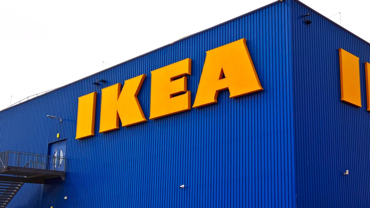 Ikea bietet dir passend zur Outdoor-Saison eine ultragemütliche Hängematte. 