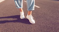 Weiße Schuhe reinigen: Mit diesen Tipps werden sogar Nähte sauber