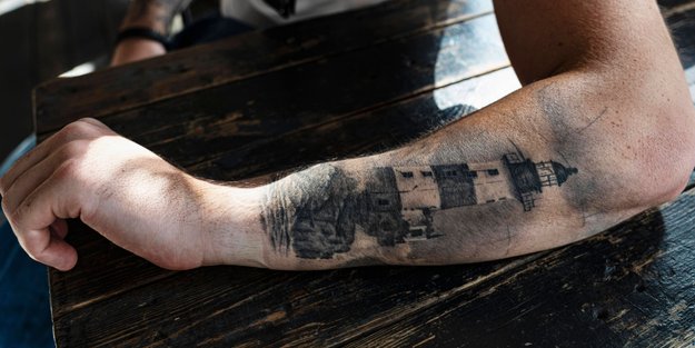 Leuchtturm-Tattoo: Bedeutung und kreative Motiv-Ideen