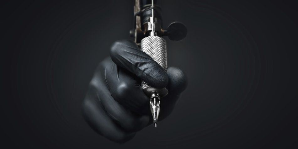 Blackout-Tattoo: Schön oder zu düster? Blackout-Tattoo: Schön oder zu düster?