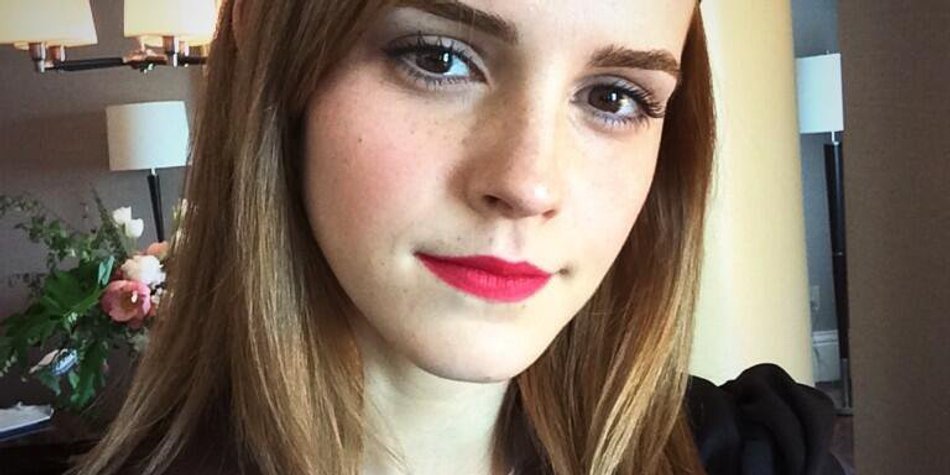 Emma Watson steckt ihren Uni-Abschluss in die Tasche Emma Watson steckt ihren Uni-Abschluss in die Tasche