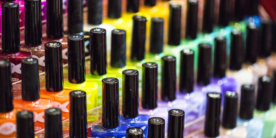 Vloggerin trägt 116 Schichten Nagellack auf! Vloggerin trägt 116 Schichten Nagellack auf!