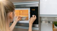 So simple: Mit diesen Hausmitteln musst du deine Mikrowelle nicht mehr mühselig schrubben