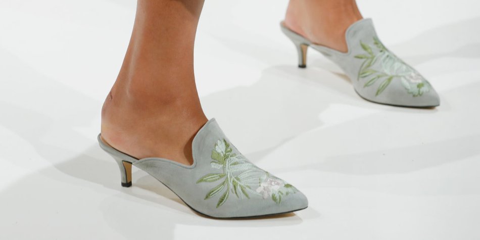 Sandalen sind out! Jetzt lieben wir Kitten Heel Mules Sandalen sind out! Jetzt lieben wir Kitten Heel Mules