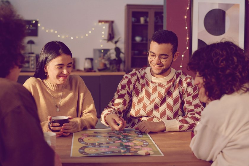 Familie spielt Gesellschaftspiel Familie spielt Gesellschaftspiel