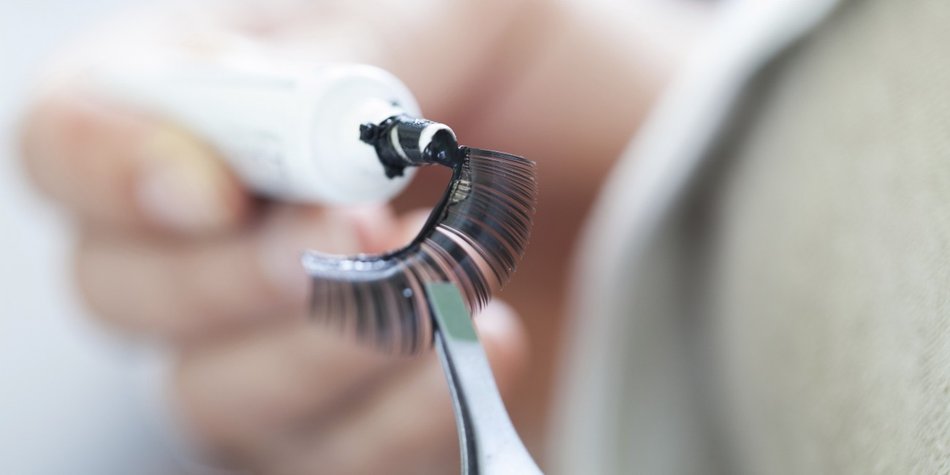 Anleitung: Wimpern kleben in 5 Schritten Anleitung: Wimpern kleben in 5 Schritten
