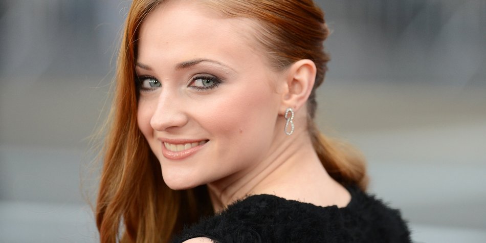 Bye, rote Haare! Sophie Turner trägt platinblonden Lob Bye, rote Haare! Sophie Turner trägt platinblonden Lob
