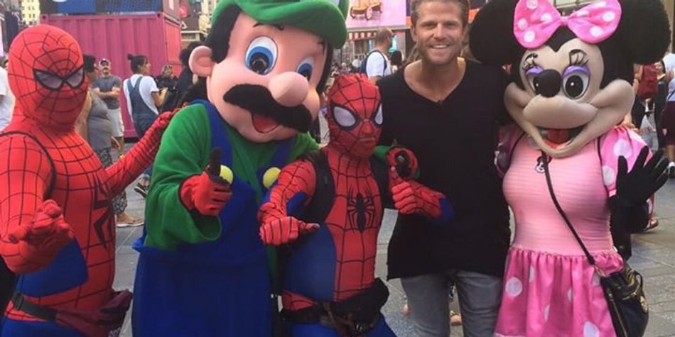 Paul Janke amüsiert sich mit Spider-Man und Minnie Maus Paul Janke amüsiert sich mit Spider-Man und Minnie Maus