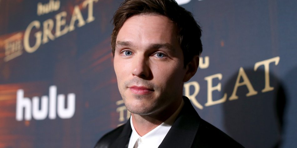 Nicholas Hoults Freundin: Wer ist die Auserwählte des Stars? Nicholas Hoults Freundin: Wer ist die Auserwählte des Stars?