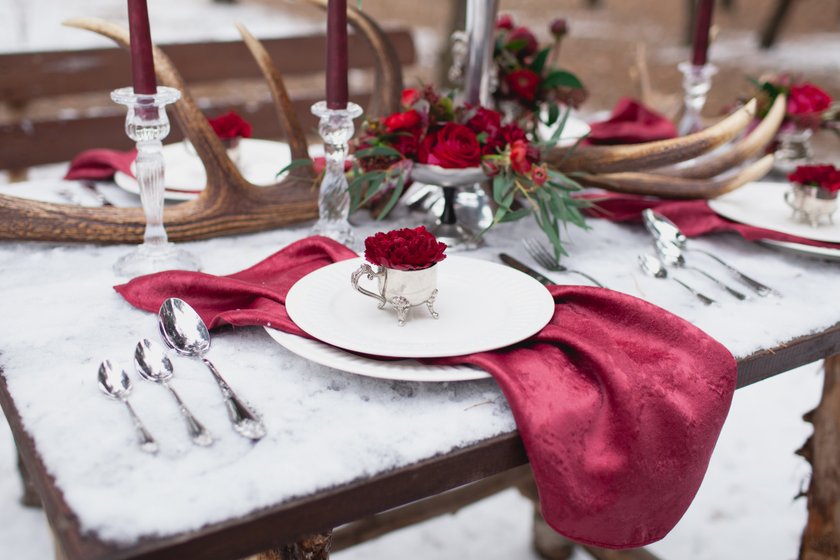 Red Marsala Tischdeko für Hochzeit