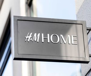 Mit diesem grauen Teppich von H&M Home wird dein Balkon zum Wohlfühlort