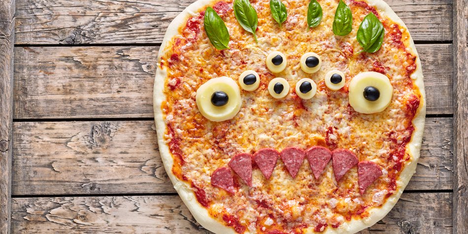 So belegst du ganz einfach eine Halloween-Pizza So belegst du ganz einfach eine Halloween-Pizza