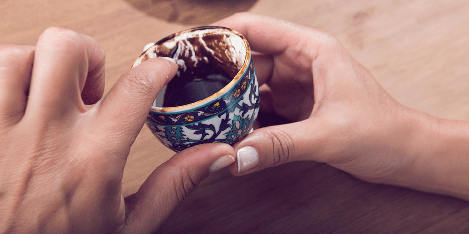 Kaffeesatz lesen: Die wichtigsten Regeln, Symbole & ihre Bedeutung Kaffeesatz lesen: Die wichtigsten Regeln, Symbole & ihre Bedeutung
