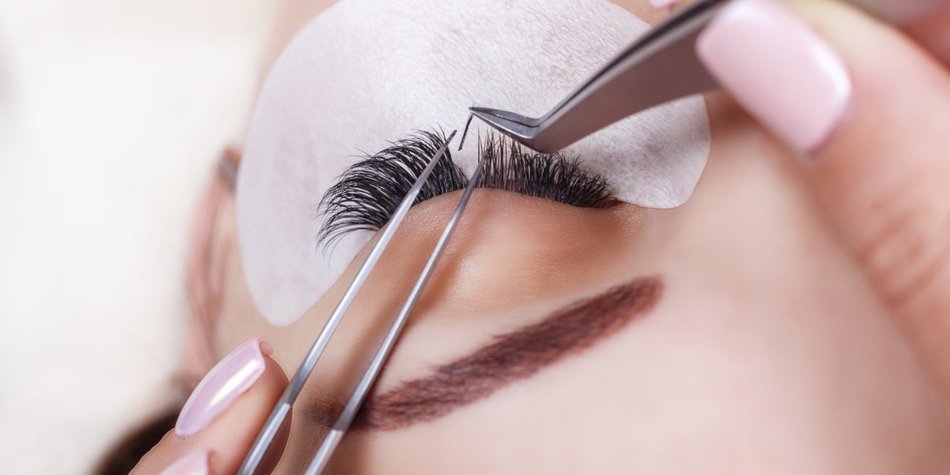 Horror-Bilder: Wenn eine Wimpernverlängerung schiefgeht Horror-Bilder: Wenn eine Wimpernverlängerung schiefgeht