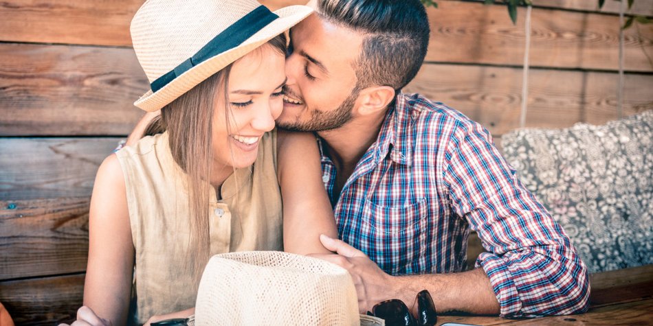 Freckling: Das typische Dating-Phänomen des Sommers Freckling: Das typische Dating-Phänomen des Sommers