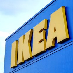Sanftes Leselicht für abends: Diese Ikea-Standleuchte ist ein Must-have