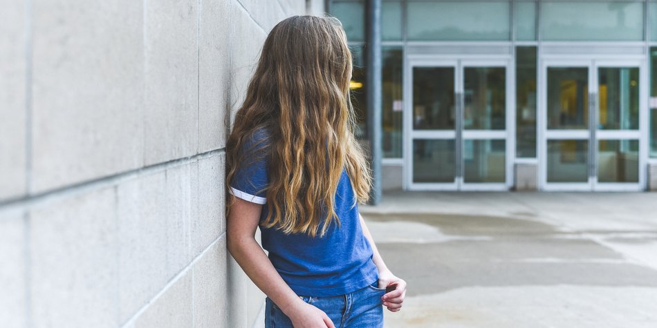 Schulangst überwinden: So löst du die Angst deines Kindes vor der Schule Schulangst überwinden: So löst du die Angst deines Kindes vor der Schule