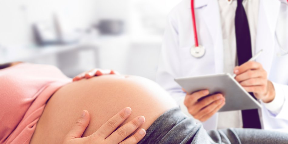 Polyhydramnion in der Schwangerschaft: Ursachen, Symptome und Behandlung Polyhydramnion in der Schwangerschaft: Ursachen, Symptome und Behandlung