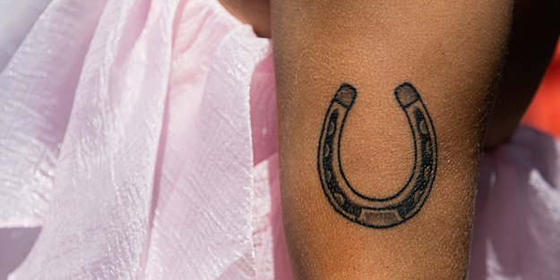 Hufeisen-Tattoo: Bedeutung und tolle Vorlagen als Inspiration