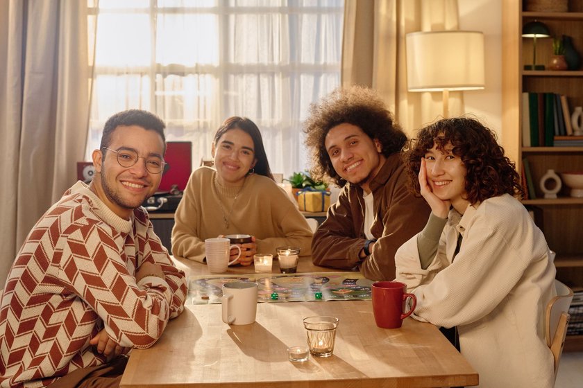 Freunde spielen Brettspiel Freunde spielen Brettspiel