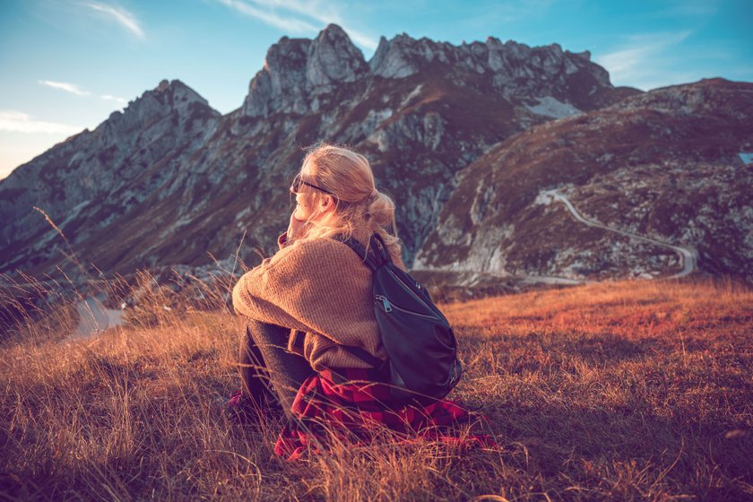Frau sitzt in den Bergen Frau sitzt in den Bergen