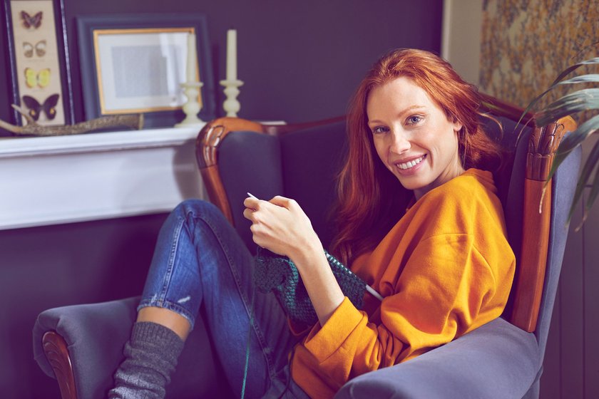 Frau strickt Frau strickt