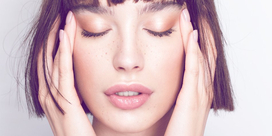Brow Pinching: Das steckt hinter dem Anti-Aging-Trend Brow Pinching: Das steckt hinter dem Anti-Aging-Trend