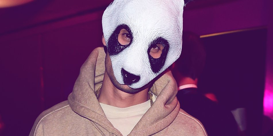 Fans geschockt: Rapper Cro beerdigt seine Pandamaske! Fans geschockt: Rapper Cro beerdigt seine Pandamaske!