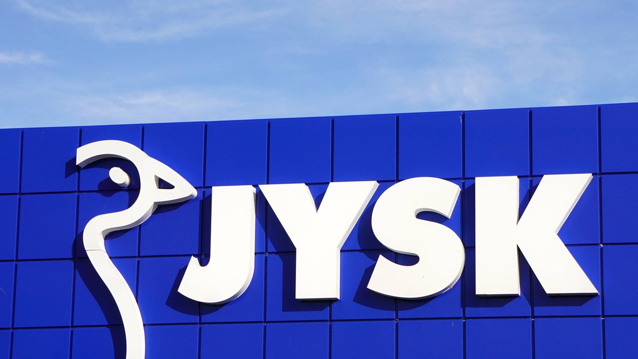 JYSK, dänische Handelskette, großes Logo vor einer Filiale JYSK, dänische Handelskette, großes Logo vor einer Filiale