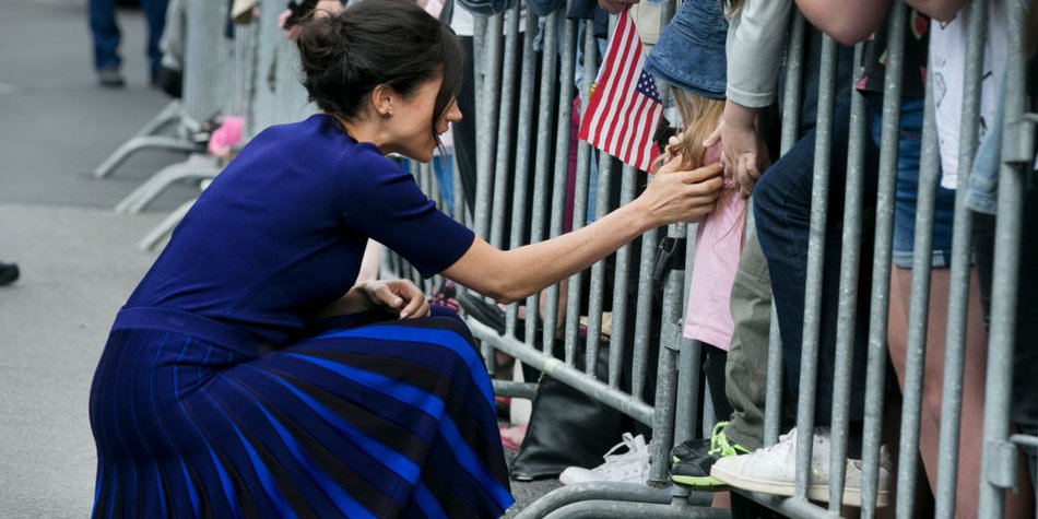 Hier zeigt Herzogin Meghan aus Versehen ihre Unterhose Hier zeigt Herzogin Meghan aus Versehen ihre Unterhose