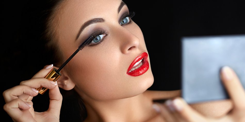 Mascara auftragen: Perfekter Augenaufschlag Mascara auftragen: Perfekter Augenaufschlag