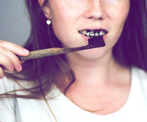 Aktivkohle-Zahnpasta: Die 6 wichtigsten Fakten