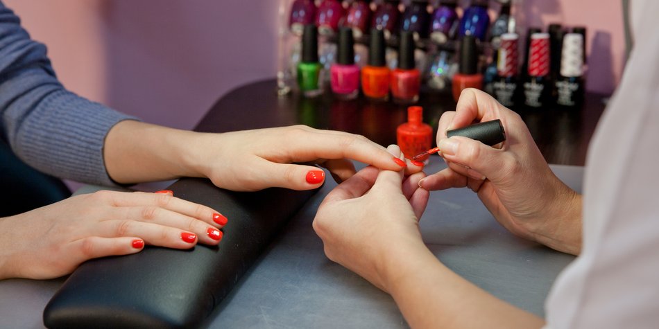 Nagelstudio: Übergewichtige müssen extra zahlen Nagelstudio: Übergewichtige müssen extra zahlen