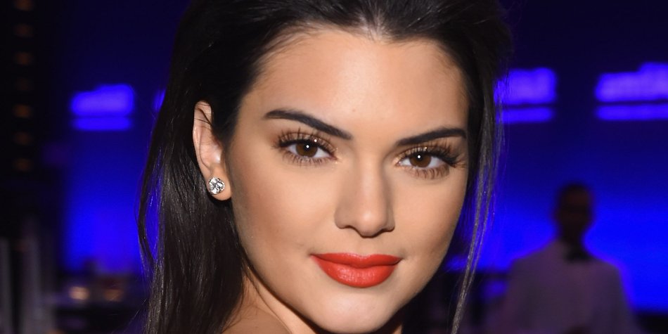Kendall Jenner feiert Billboard Reklame Kendall Jenner feiert Billboard Reklame