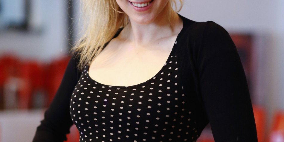 Larissa Marolt und Oliver Pocher stehen gemeinsam vor der Kamera Larissa Marolt und Oliver Pocher stehen gemeinsam vor der Kamera