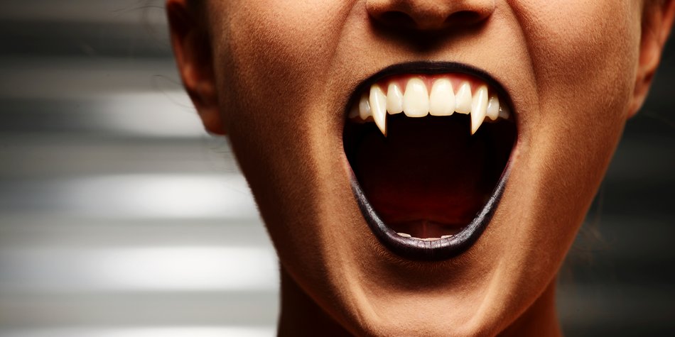 Wirkt viel echter: Vampirzähne einfach selbst machen! Wirkt viel echter: Vampirzähne einfach selbst machen!