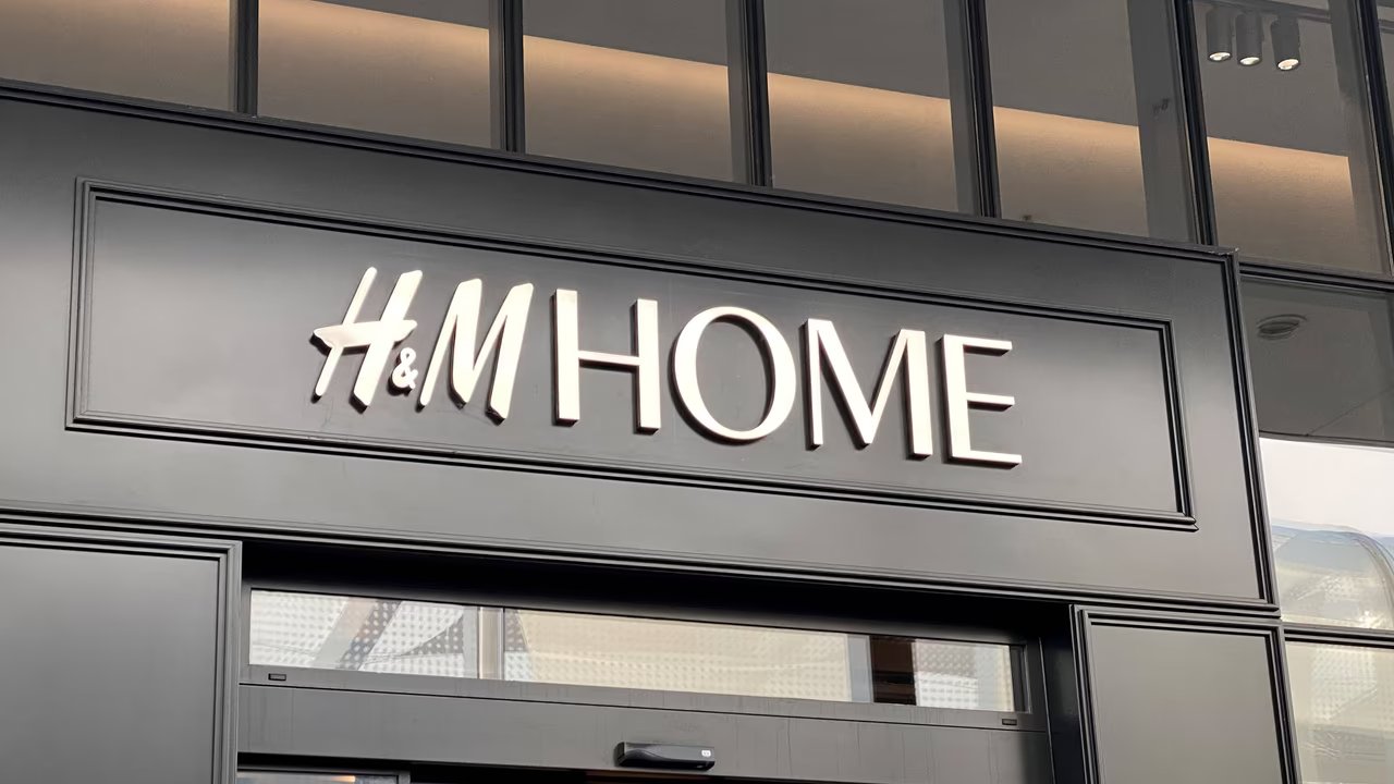 H&M Home bietet eine praktische und stylische Außenleuchte mit entspanntem Licht.