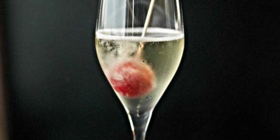 Coole Idee: Frozen-Lollipop-Drinks im Sektkelch Coole Idee: Frozen-Lollipop-Drinks im Sektkelch